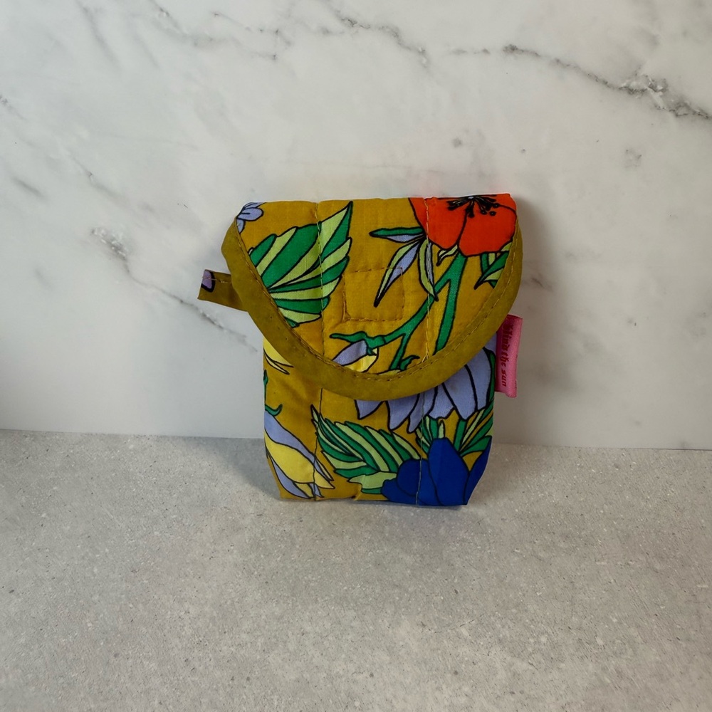 NWOT Baggu Floral Wallpaper AirPod Sleeve - Picture 2 of 3